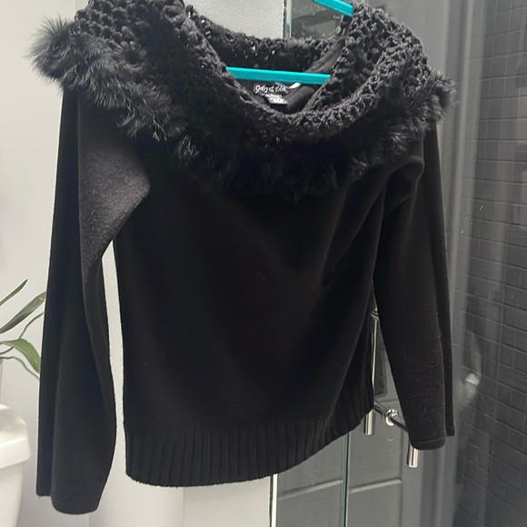 Gaby & Eden black sweater with fur-trimmed crochet shawl/cold shoulder collar - Picture 1 of 7
